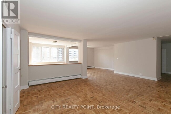Building Photo - 9-509 Deer Park Crescent