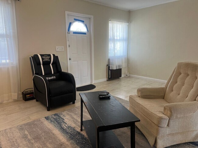Building Photo - 4BD/2BA on the Island!