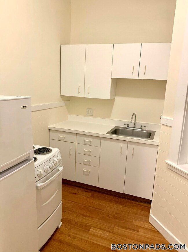 Building Photo - 504 Beacon St