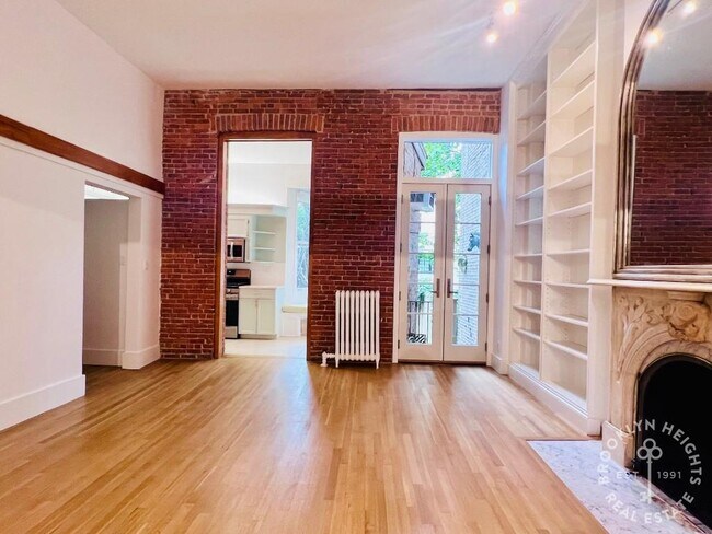 Building Photo - Classic Renovated 3+ Bedroom, 2 Bath Parlo...