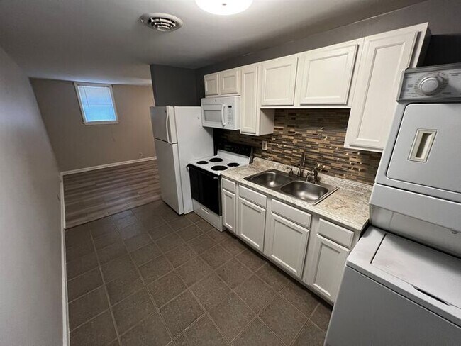 Building Photo - Large one bedroom house with central air.