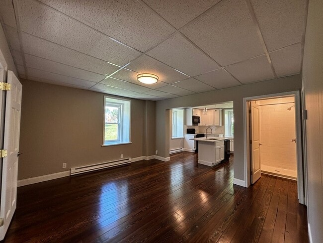 Building Photo - Newly remodeled 3+ bedroom