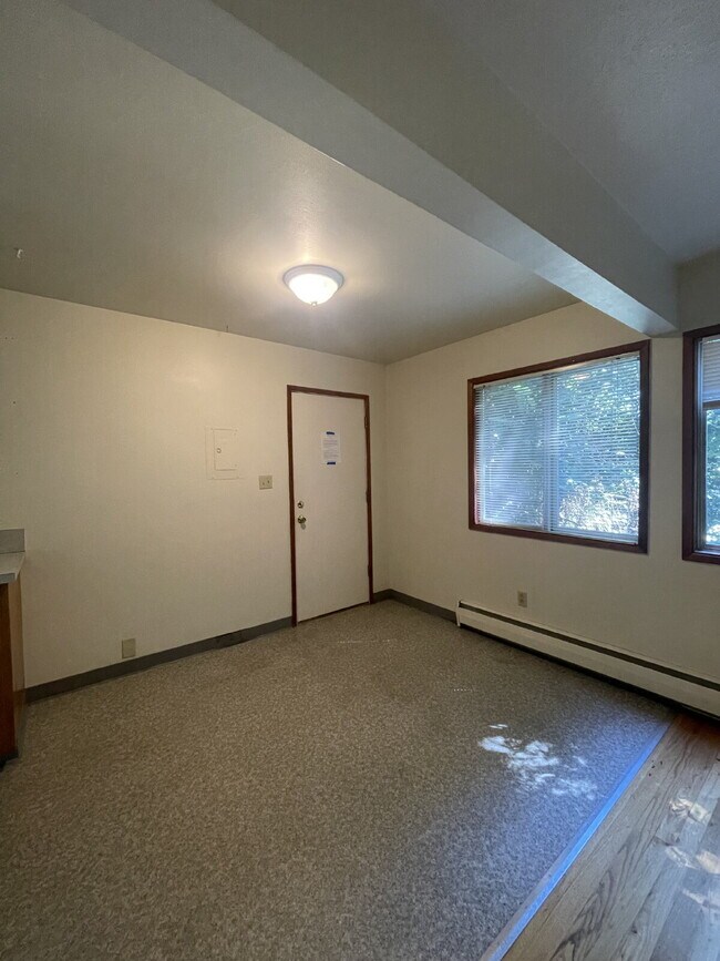 Foto del edificio - Charming 1-Bedroom Apartment with a Comfortable Layout