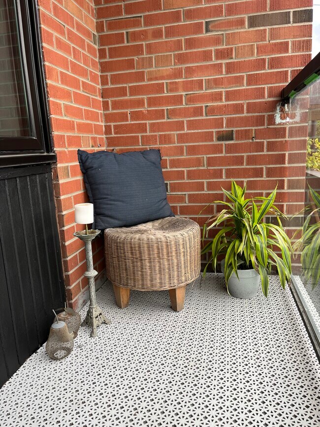 Photo du bâtiment - 1042 Davenport Rd