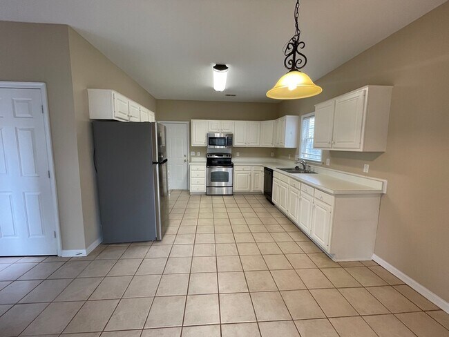 Building Photo - 3BR with sun room and fenced back yard