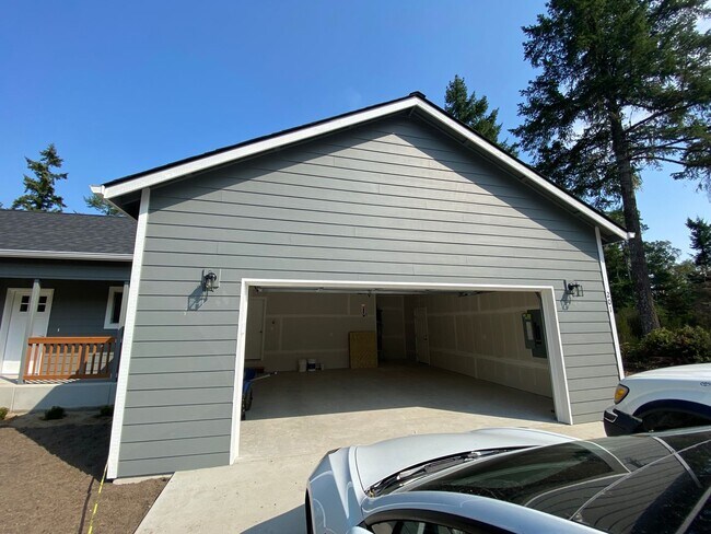 Building Photo - 3bd 2.5ba Home in Belfair on 2.5 Acres