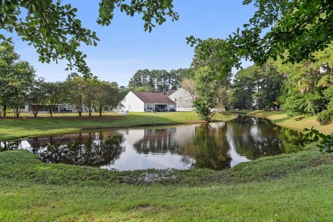 Building Photo - 3Bed/2Bath unfurnished home with lagoon vi...