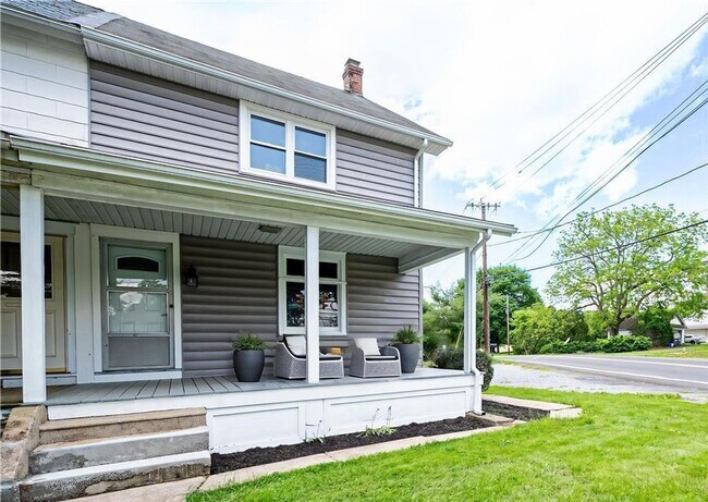 Building Photo - Beautifully updated THREE BEDROOM - Southe...