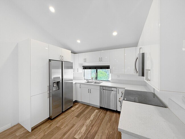 Building Photo - Stunning 2 bed/1.5 bath condo in the desir...