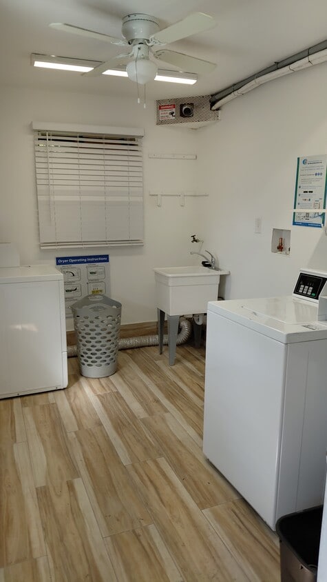 Building Photo - 1858 Dewey St