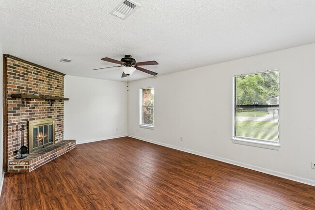 Foto del edificio - Minutes to NAS Pensacola & Corry Station – Convenient Coastal Living