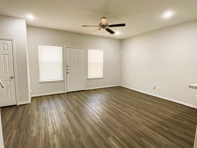 Building Photo - 8153 Homewood Ln