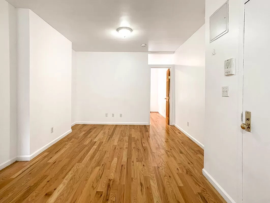 Primary Photo - 249 E 77th St