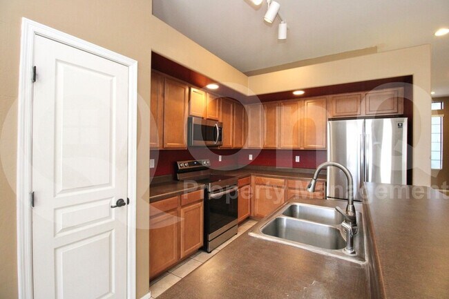 Building Photo - 43873 Askew Dr