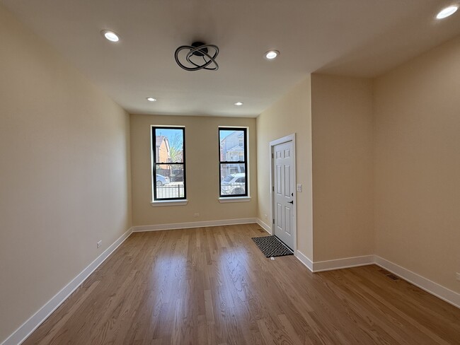 Foto del edificio - 2124 W 18th Pl