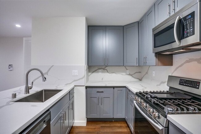 Interior Photo - 4040-4060 S Hoover St (B)