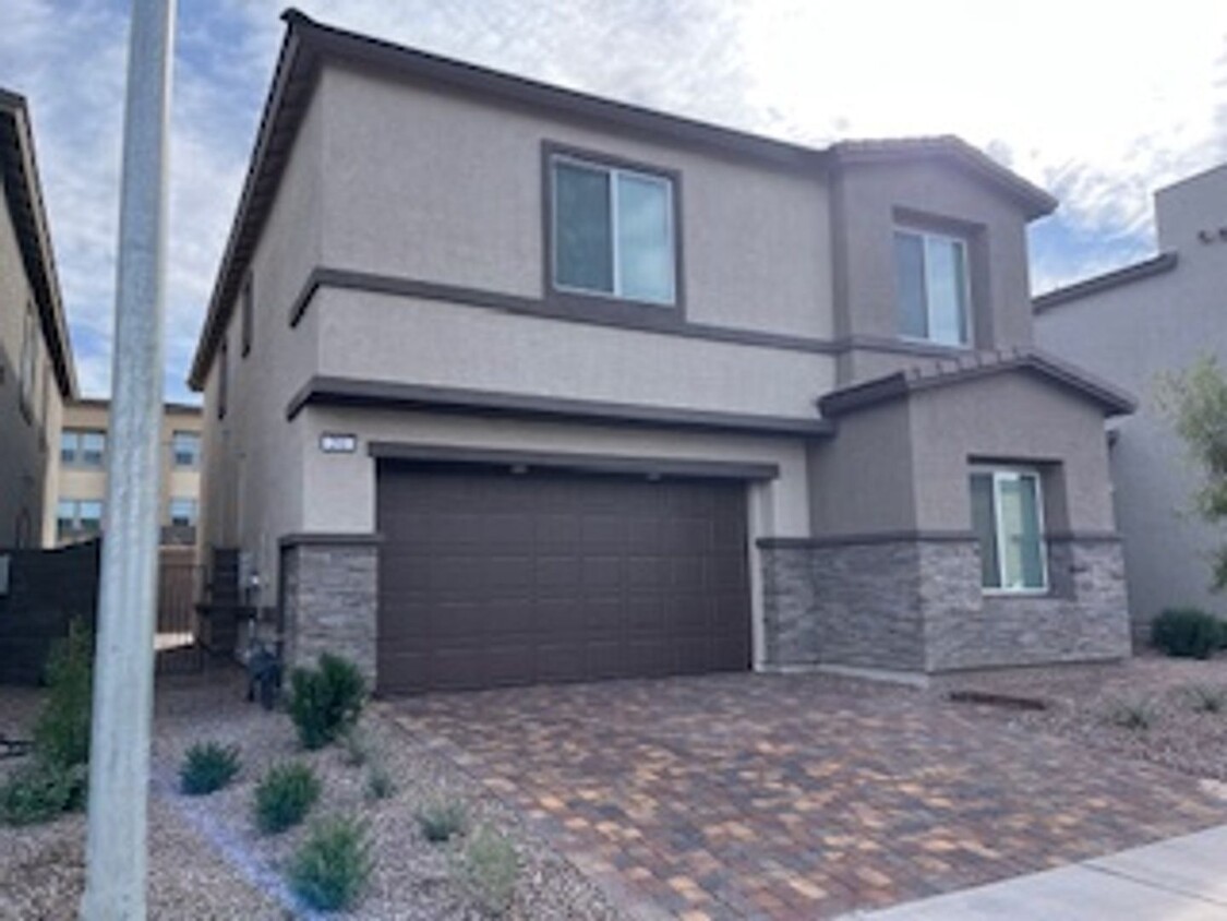 Foto principal - New Lennar Home in Black Mountain 4 bedroo...