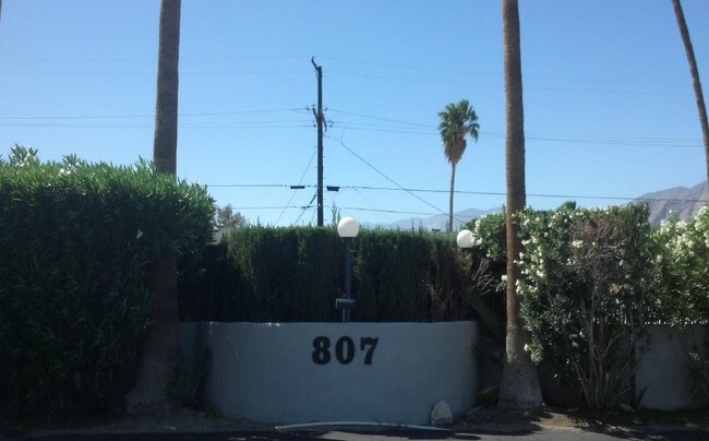 Building Photo - 807 E Cottonwood Rd