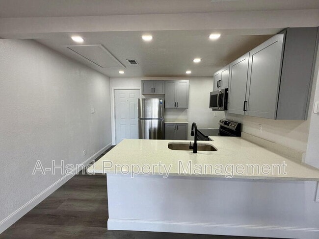 Building Photo - 15945 Villa City Rd