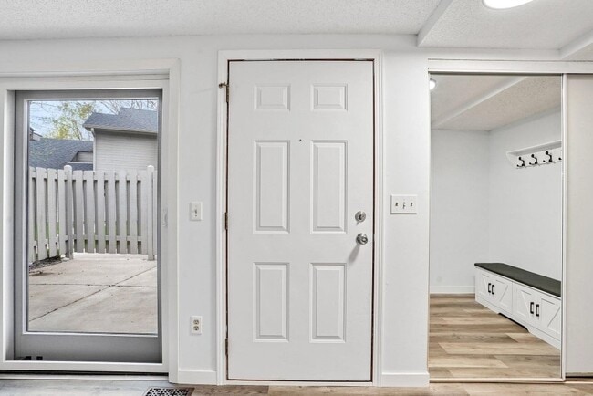 Building Photo - 18669 Clear View Ct