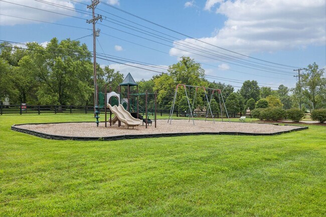 Building Photo - Renovated 3 Bed, 2.5 Bath Home w/ 2 Car Ga...