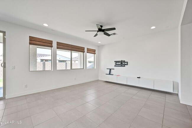 Foto del edificio - 22979 E Calle Luna