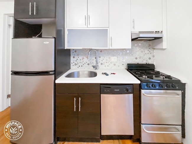 Building Photo - 711 St Marks Ave