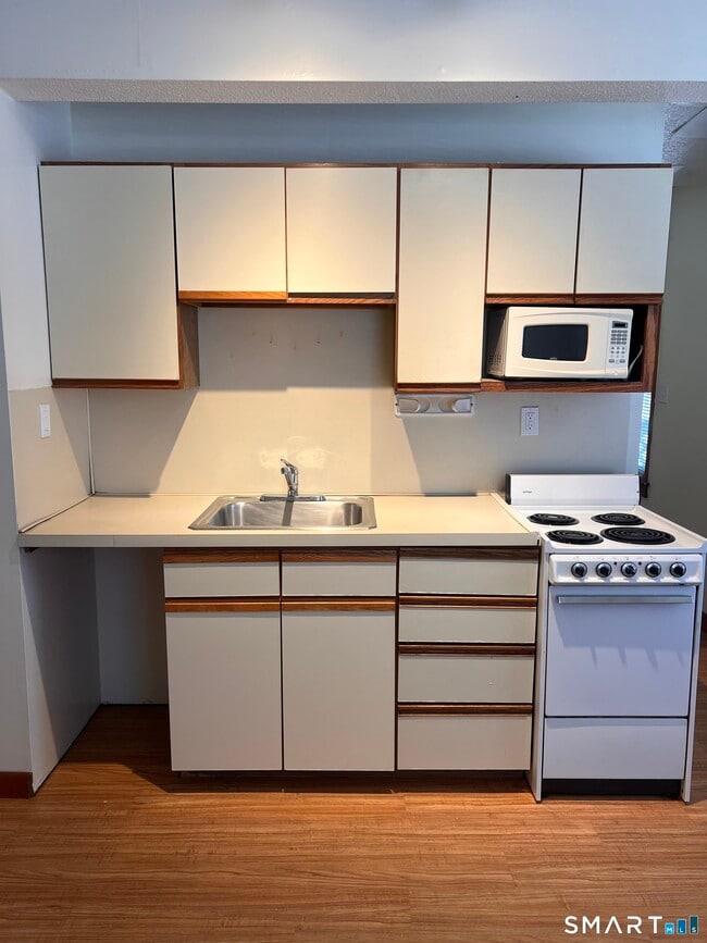Building Photo - 49 Ledyard Ave