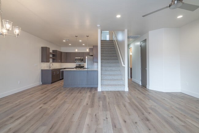 Building Photo - 687 S Guy Ln