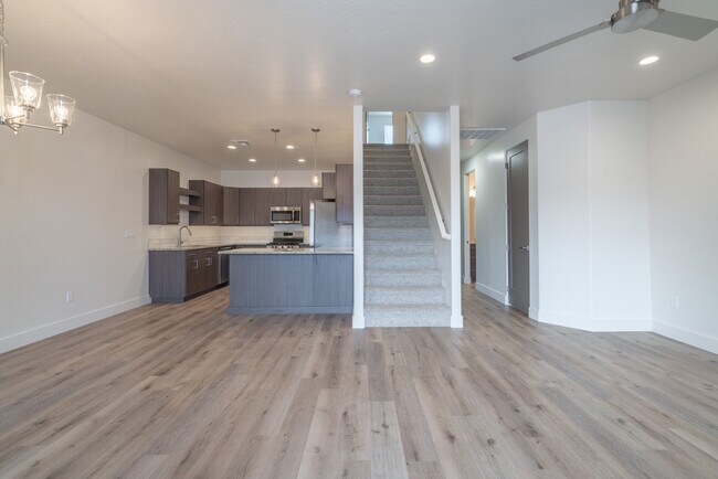 Foto del edificio - 687 S Guy Ln