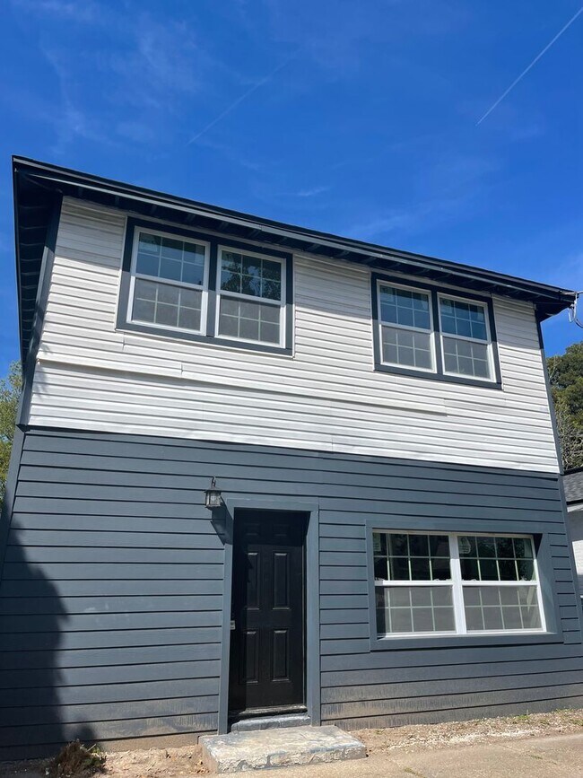 Foto del edificio - Charming Upstairs 2/1 - Available Now!