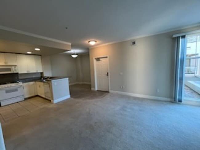 Building Photo - Epic REA - Great 1 BR/1 BA Condo w/Parking...