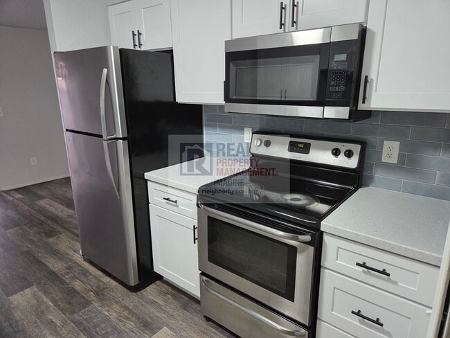 Foto del edificio - Check out this completely remolded 3 bedroom, 2.5 bath townhome!