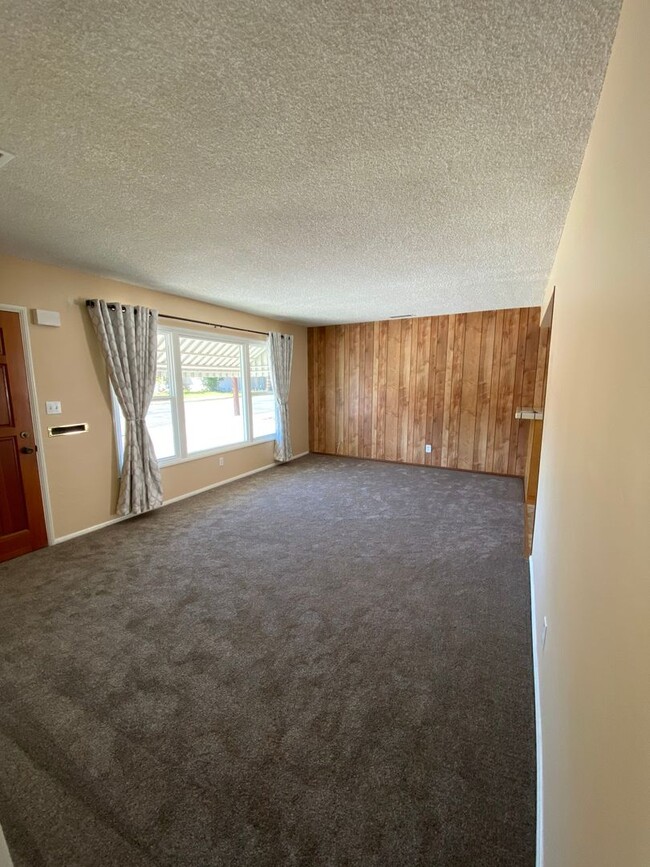 Building Photo - 3 Bed-2 Bath Tri-Level Home in El Cajon