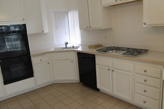 Building Photo - 3Bed/2Bath Condo in Lomas De Oro! ~Cameo #13