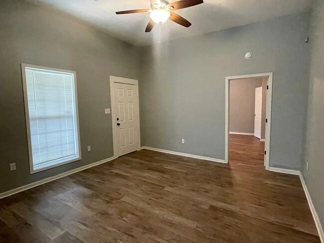 Building Photo - 601 S Cherry St