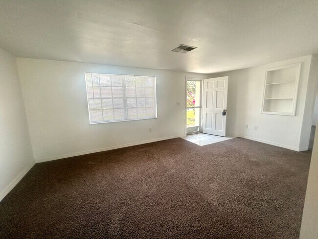 Building Photo - 2 Bed/1 Bath, Single Family Home in Beacon Square AVAILABLE NOW!!