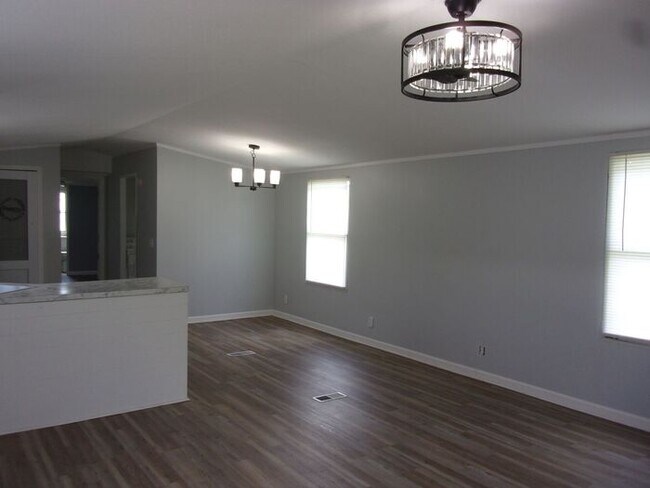 Foto del edificio - Beautifully Renovated 3 Bedroom 2 Bath Home in the Newport Area