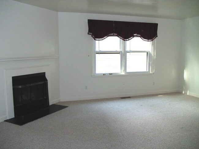 Sala de estar con chimenea - 40 Howard Ave