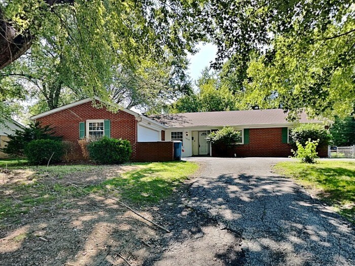 Primary Photo - MOVE IN SPECIAL! 3 bed 2 bath ranch with f...