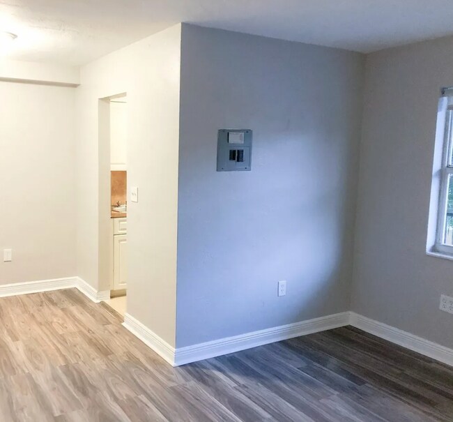 Foto del edificio - 241 S Royal Poinciana Blvd