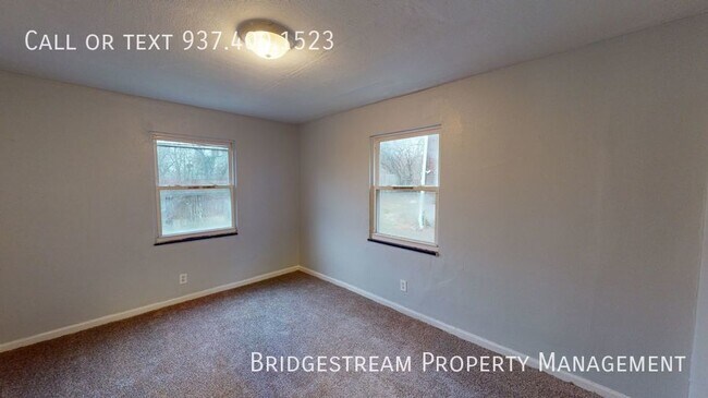 Building Photo - Updated bottom level 2 bed, 1 bath unit in...