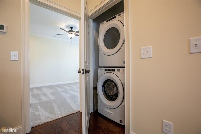 Building Photo - 1 br, 1 bath Condo - 1301 Village Blvd SE