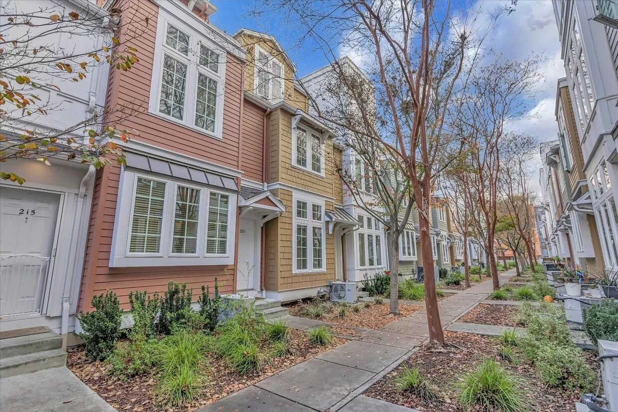 Foto principal - Beautiful 4 bed/2.5 Bath Townhome Near Ros...