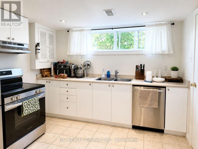 Building Photo - 9 Kencliff Crescent