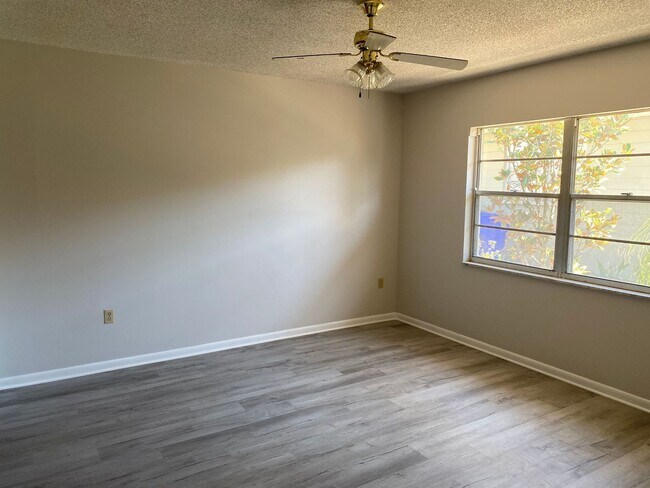 Foto del edificio - Spacious 2BR/1BA Townhouse in Prime Lakeland Location