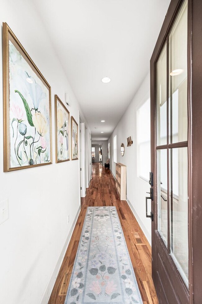 Foto del edificio - Stunning 3BE/3BA in one of Nashville's hottest neighborhood, The Nations!