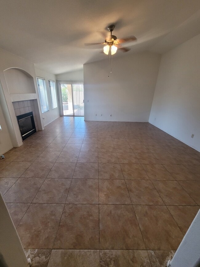 Photo - Corner 3/2 with fireplace for rent House