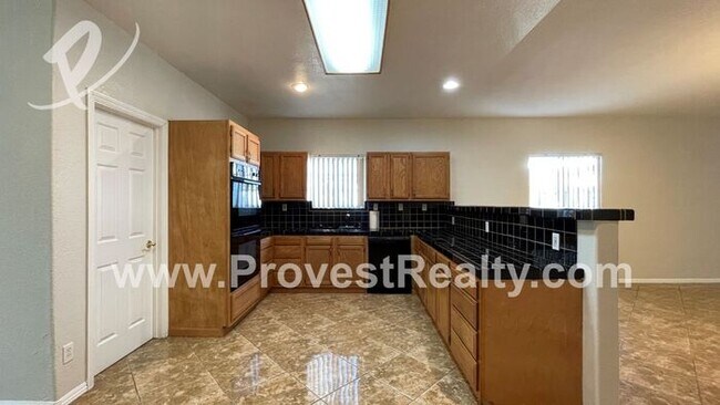 Building Photo - Beautiful 3 Bed, 2.5 Bath + Den Victorvill...