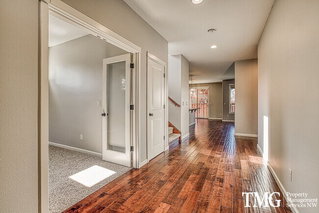 Foto del edificio - Large 4 Bed 2.5 Bath with its own Putting ...